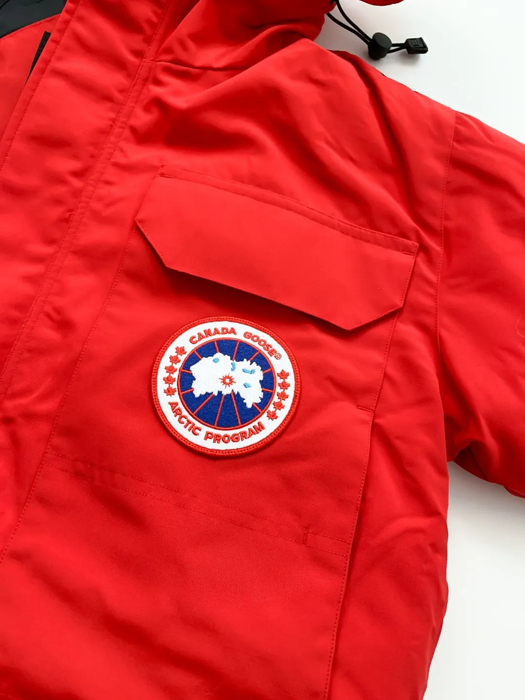 P780 Fake model pictures were taken at home. Colleagues please do not pass them off as stolen pictures! Style number: Y60-🇨🇦CANADA GOOES 24 new styles 08 styles/couple styles Factory direct supply: supplying global purchasing agents, micro-businesses, entities, Tmall, high-end stalls and studio cooperation, free shipping! Canada Goose Expedition Parka 2008 is the same style for men and women. It is mid-length and the most timeless classic. All Arctic and Antarctic scientific expedition teams choose Canada Goose as their cold-proof equipment. It is the Rolls-Royce of down jackets. ➖ Industry-leading anti-counterfeiting chip sensing. ➖ Imported Behringer embroidery machines and customized embroidery labels, the highest level and industry leading. ➖ Imported Korean 21-count polyester-cotton blended original fabric, TC85 waterproof coated fabric, water-repellent, windproof and wear-resistant. ➖ The new national standard 80 white duck down is filled with an average of 520 grams of down. The amount of down filled is industry-leading. ➖ 100% nylon lining with double double-layer sealing design to prevent velvet running, and seamless thread design on the cuffs! ➖ Western Canadian Green Wolf Collar. ➖ Yoshida YKK provides original factory-customized electroplated sliders. YKK two-way lockable zippers are tight and smooth and do not peel off paint. ➖ 3M composite Velcro is durable and the accessories and hardware are all custom-made. Note: Our copywriting is only simple and clear. Instead of bragging about the copywriting, it is better to compare and understand with samples. Only for the purest goose, the most dedicated, the most professional, the highest quality, the highest cost performance! Color: white red blue gray camouflage navy black SIZE:XS-XXL